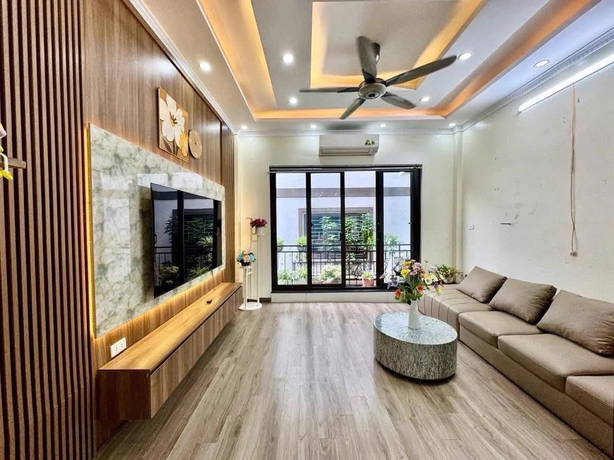 NHÀ ĐẸP DÂN XÂY, Ở NGAY, DT 105M CHỈ 31 TỶ PHỐ TRUNG KÍNH, SÁT PHỐ, GARA Ô TÔ, 2 THOÁNG.