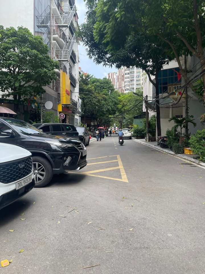 Siêu phẩm Khu phân lô ngõ 193 Trung Kính, Trước nhà ô tô tránh, dừng đỗ ngày đêm.