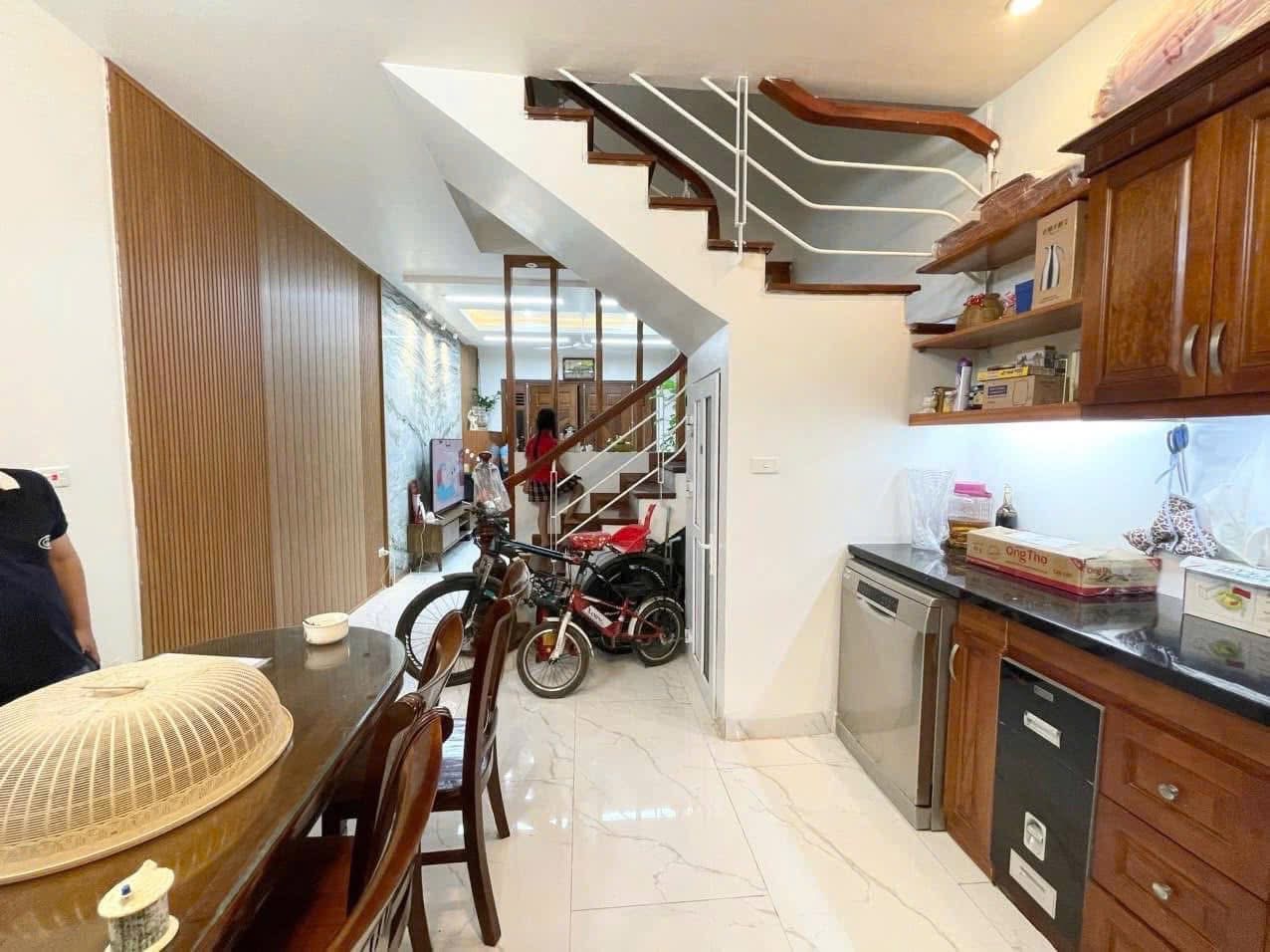 NHÀ SIÊU ĐẸP MINH KHAI 45 m2 x5 tầng giá 10,5 tỷ