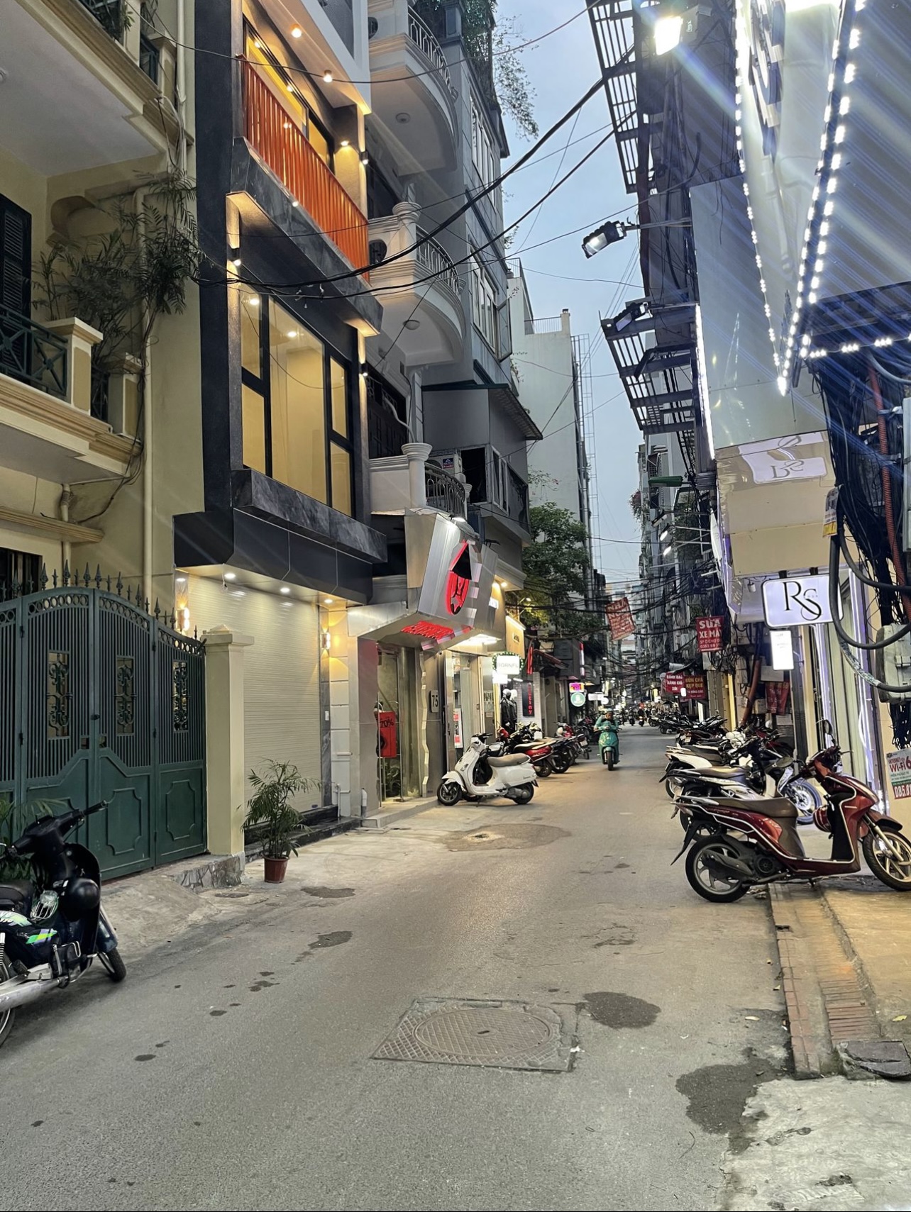 BÁN NHÀ SIÊU PHẨM MP ĐÔNG CÁC - PHỐ VIP - PHỐ THỜI TRANG -TRUNG TÂM QUẬN ĐỐNG ĐA THANG MÁY - KINH DOANH ĐỈNH