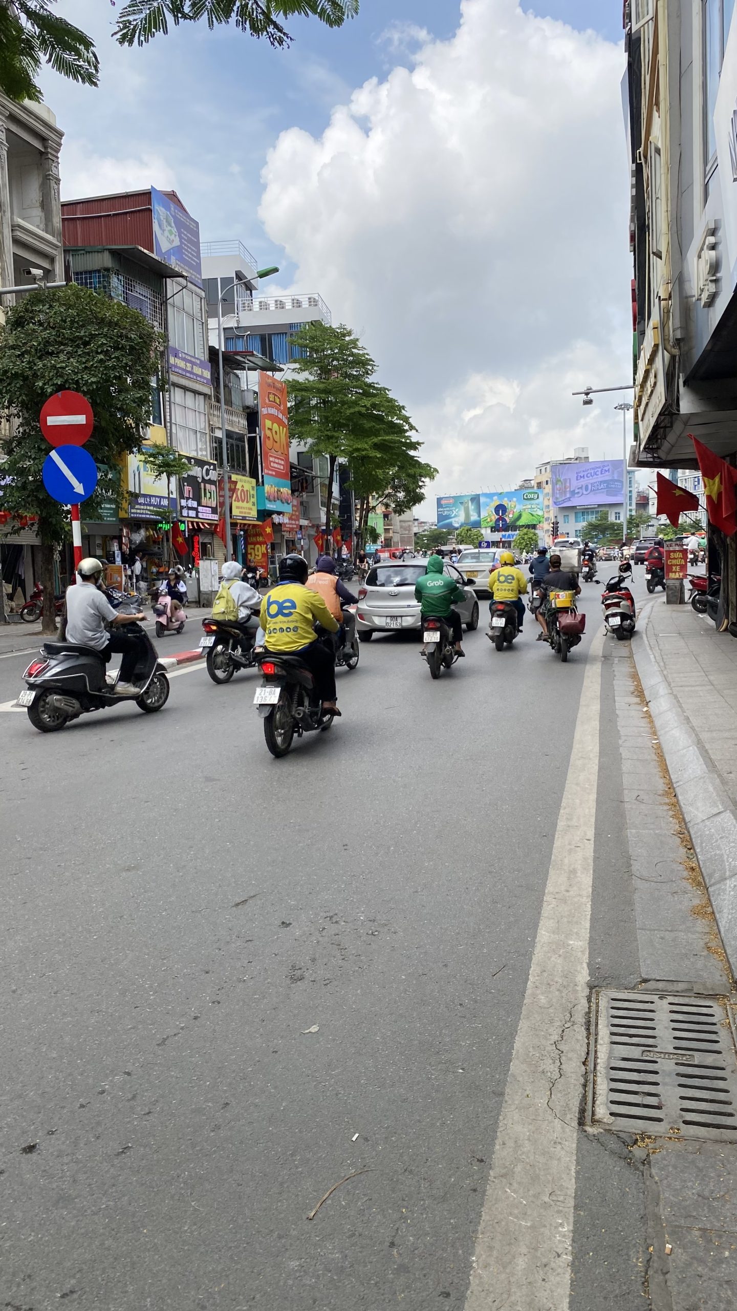 MẶT PHỐ KHÂM THIÊN - VỈA HÈ MÊNH MÔNG - KINH DOANH SẦM UẤT - GIAO THƯƠNG THUẬN TIỆN