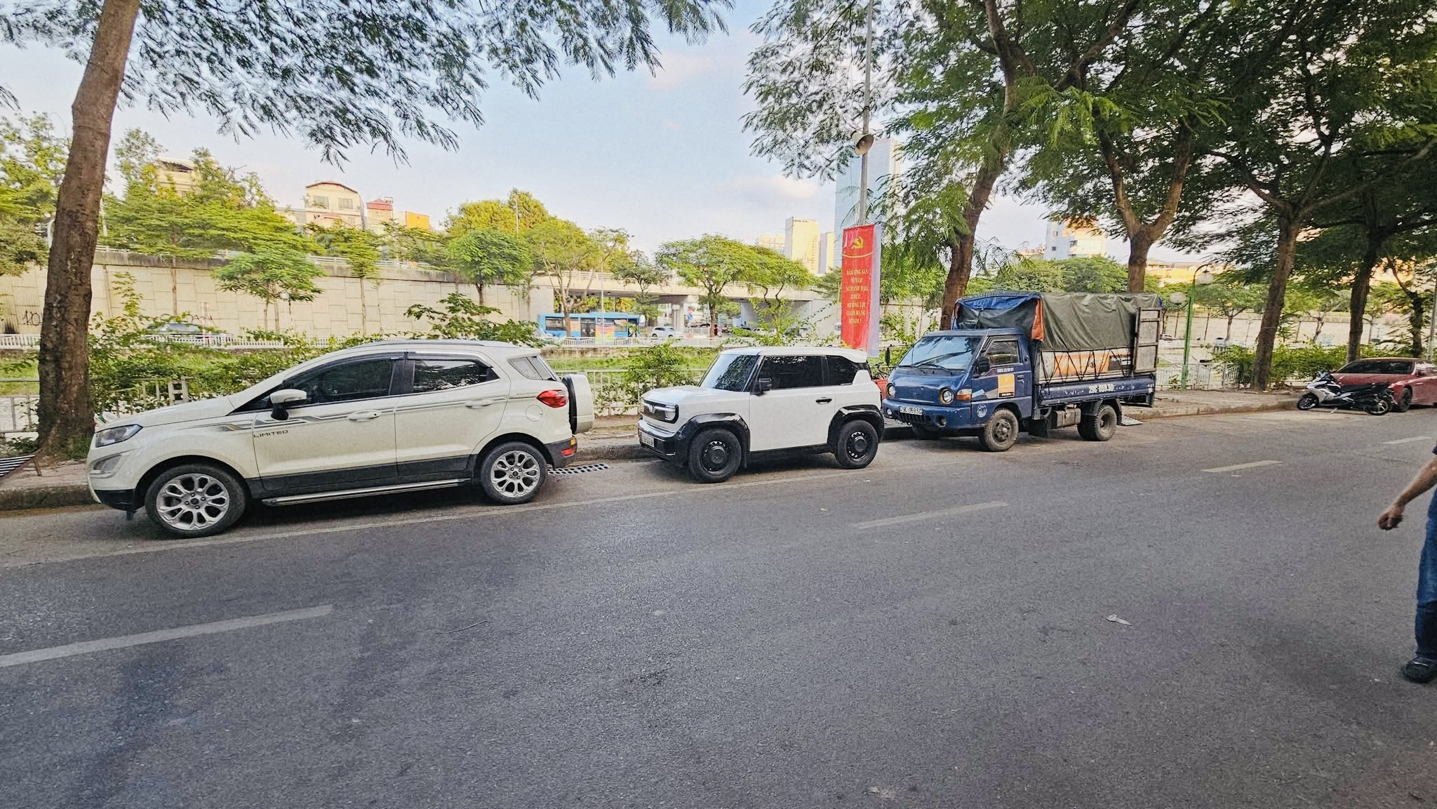 Bán Toà nhà văn phòng Cầu Giấy 143m2 8 tầng mặt tiền 7.9m2 thang máy hiện đại, kinh doanh sầm uất, hầm để xe ô tô xe máy