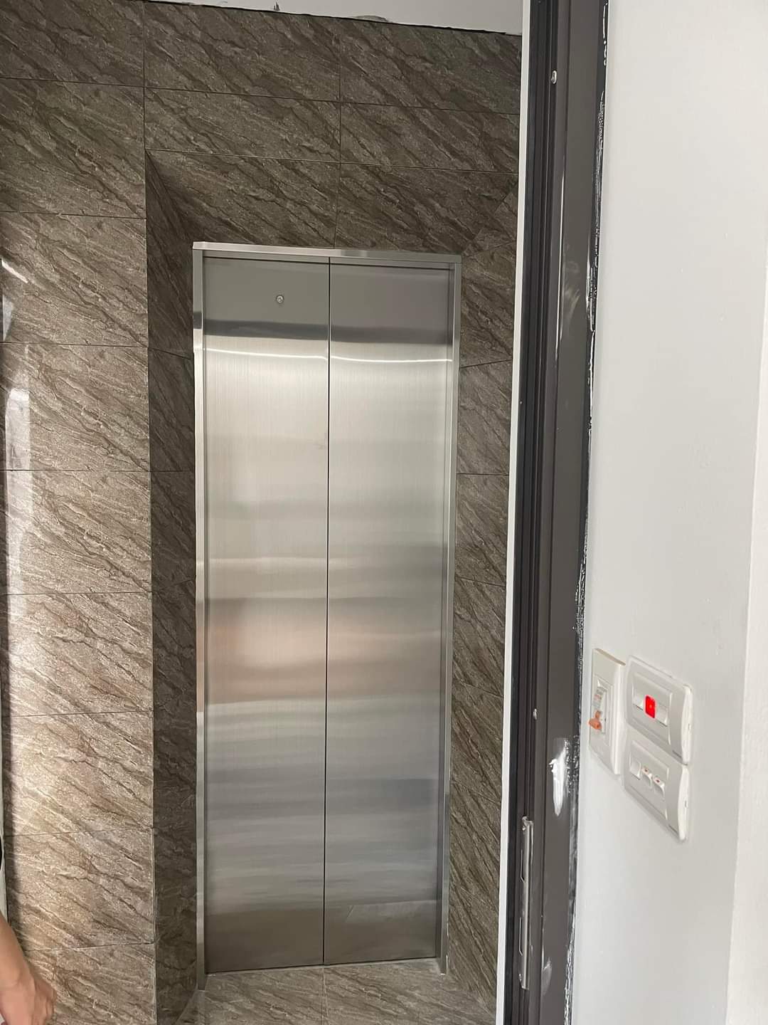 Cho thuê nhà hai cửa đi, Trúc Bạch, thang máy; vỉa hè 104m2* 4T- 31 Tr