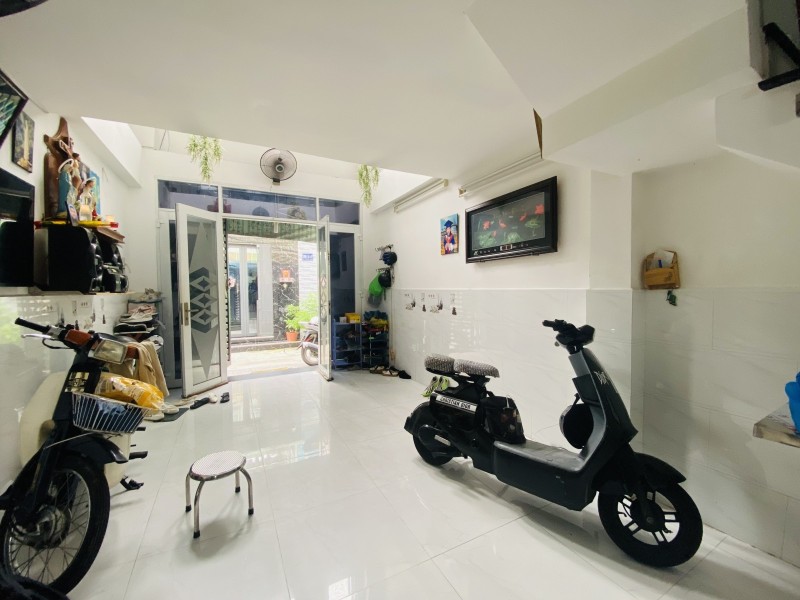 Bán nhà hẻm ô tô 5 tầng BTCT, còn như mới Tạ Quang Bửu giá chỉ 6,7 tỷ