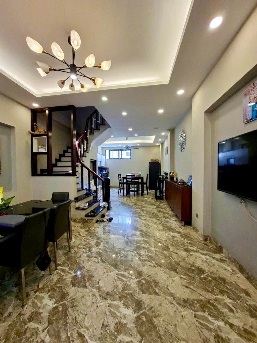 PHÚ VIÊN - NHÀ ĐẸP 4 TẦNG - NGÕ NÔNG - CÁCH Ô TÔ TRÁNH 50M - CHỈ 9.5 TỶ