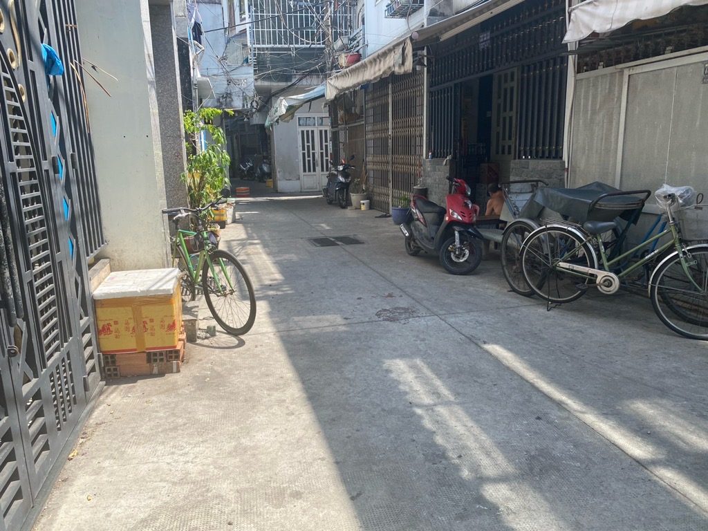 Bán nhà hẻm thông Lạc Long Quân 46M2, DTSD 110M2, 5 TỶ 2