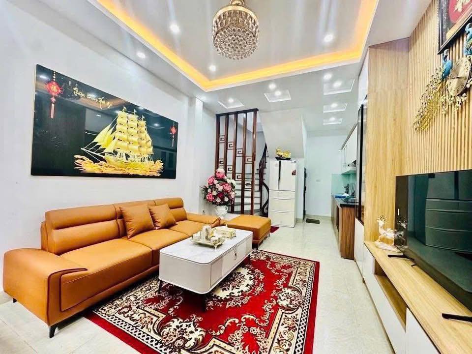 ** Bán Nhà Ngô Gia Tự, Long Biên 5T, 33m2 giá 6,5 tỷ (ô tô đỗ cách 20m)