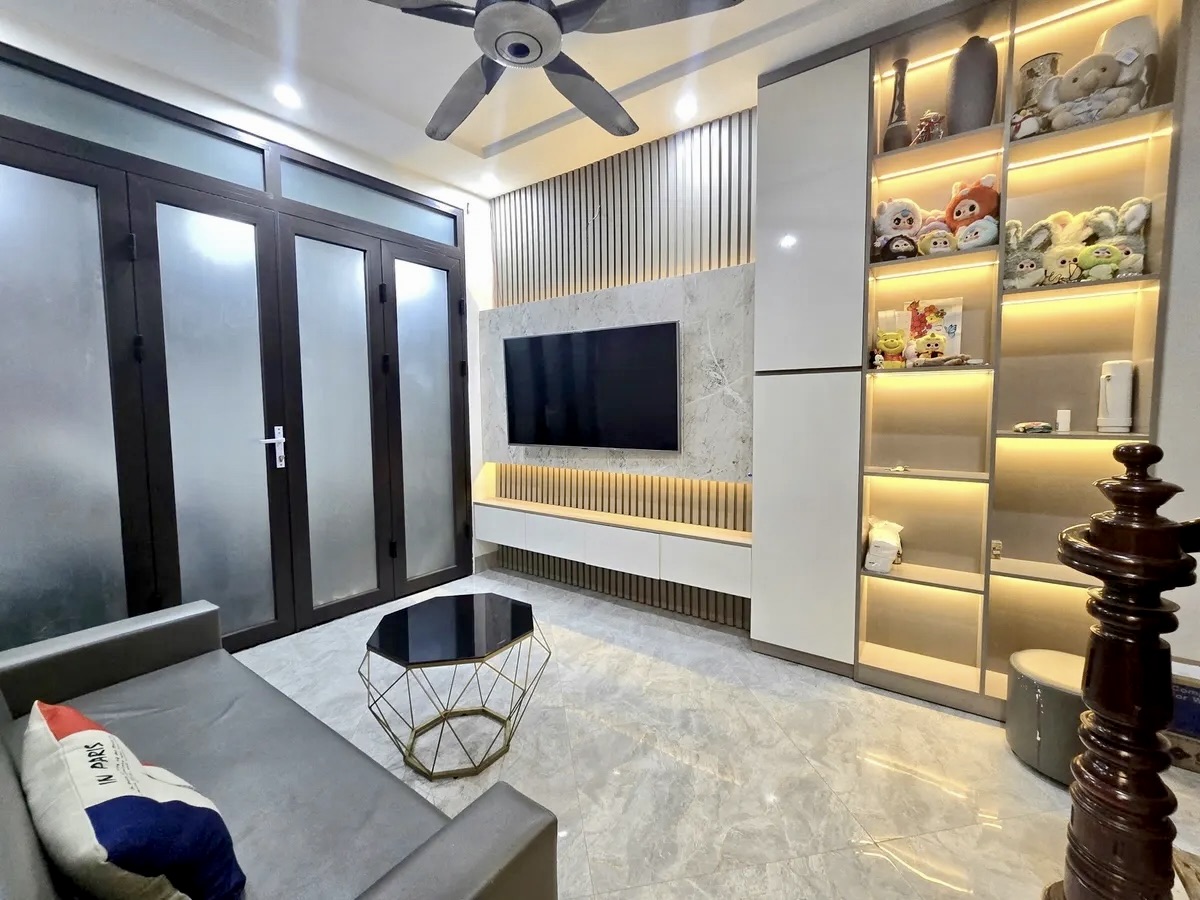 Bán nhà Tôn Đức Thắng - Đống Đa, 5 Tầng - 4PN, Ngõ Nông - Thoáng, Gần Phố, Chỉ 8,35 tỷ.