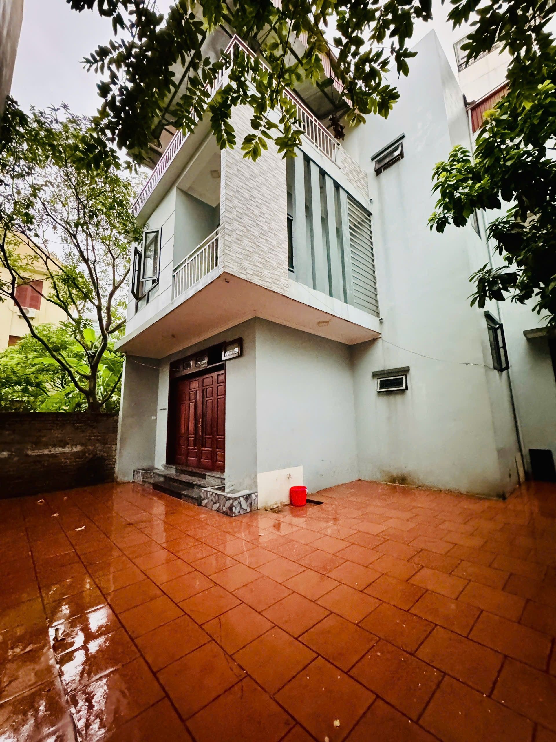 Bán nhà Nguyễn Văn Linh, Long Biên, Hà Nội – 176m², 3 tầng, mặt tiền 9.6m, Biệt thự sân vườn giữa lòng Long Biên – 2 mặt ngõ, thoáng 4 bên, không gian