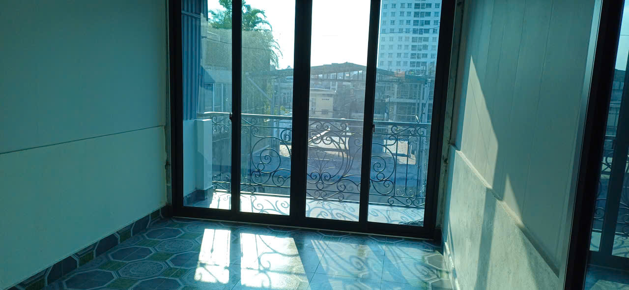 Cho thuê nhà phố Lạc Trung, 30m² x 5 tầng, 3PNkk, 15 triệu/tháng