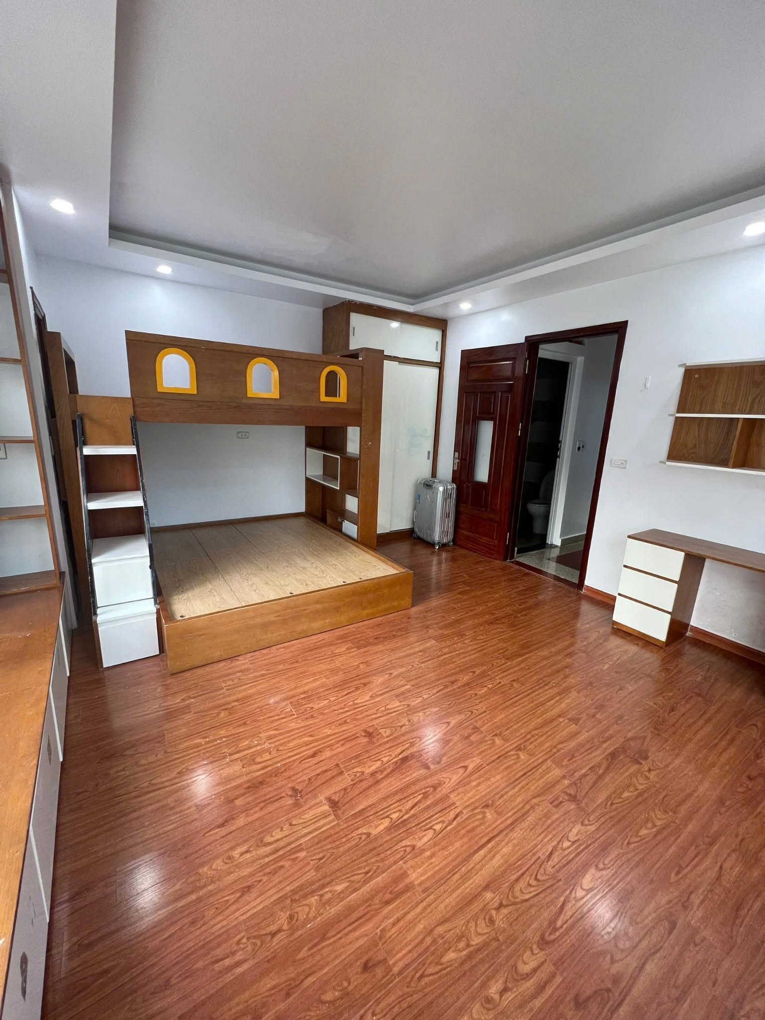 Cho thuê nhà ô tô lô góc 609 Vũ Tông Phan, 36m² x 5 tầng KD Spa, onle, ở 6 người tối đa