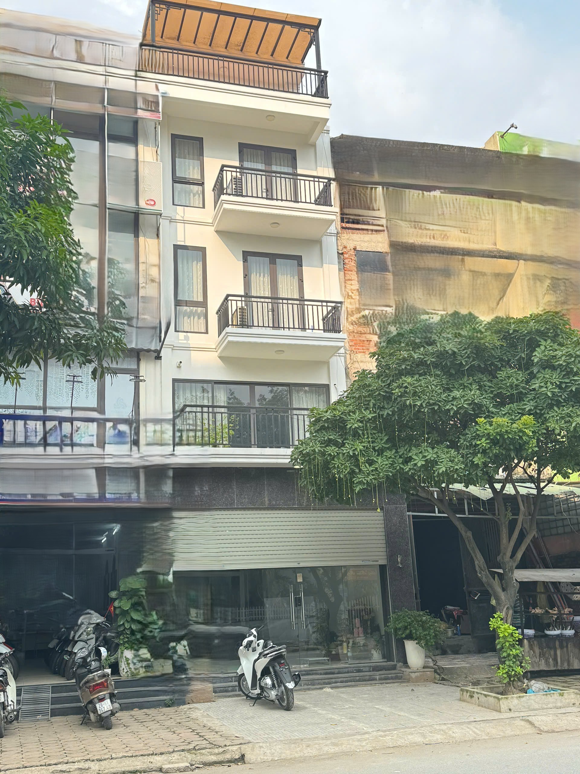 Cần cho thuê nhà mặt phố Yên Xá, 100m² x 5 tầng, có thang máy 35 triệu KD sạch sẽ VP, onl