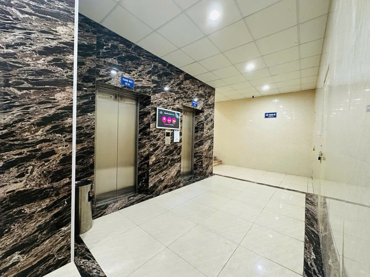 LÔ GÓC - 3 NGỦ, 2VS - PHÒNG NÀO CŨNG CÓ CỬA SỔ NGẬP TRÀN ÁNH SÁNG - Ô TÔ CHÂN TOÀ NHÀ - KĐT Cổ Nhuế 101 m, 6.8 tỷ