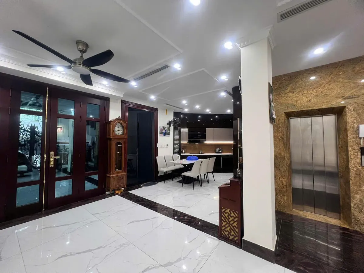 Nhà riêng khu Minh Khai, Hoàng Mai sát Timecity, DT120m x 5T thang máy, full nội thất xịn, ô tô vào nhà