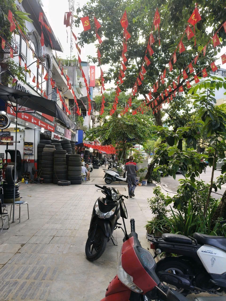 Mặt phố Trần Hưng Đạo Hoàn Kiếm Hà Nội 5 tầng 120 tỷ. Mặt tiền rộng Sổ đỏ vuông