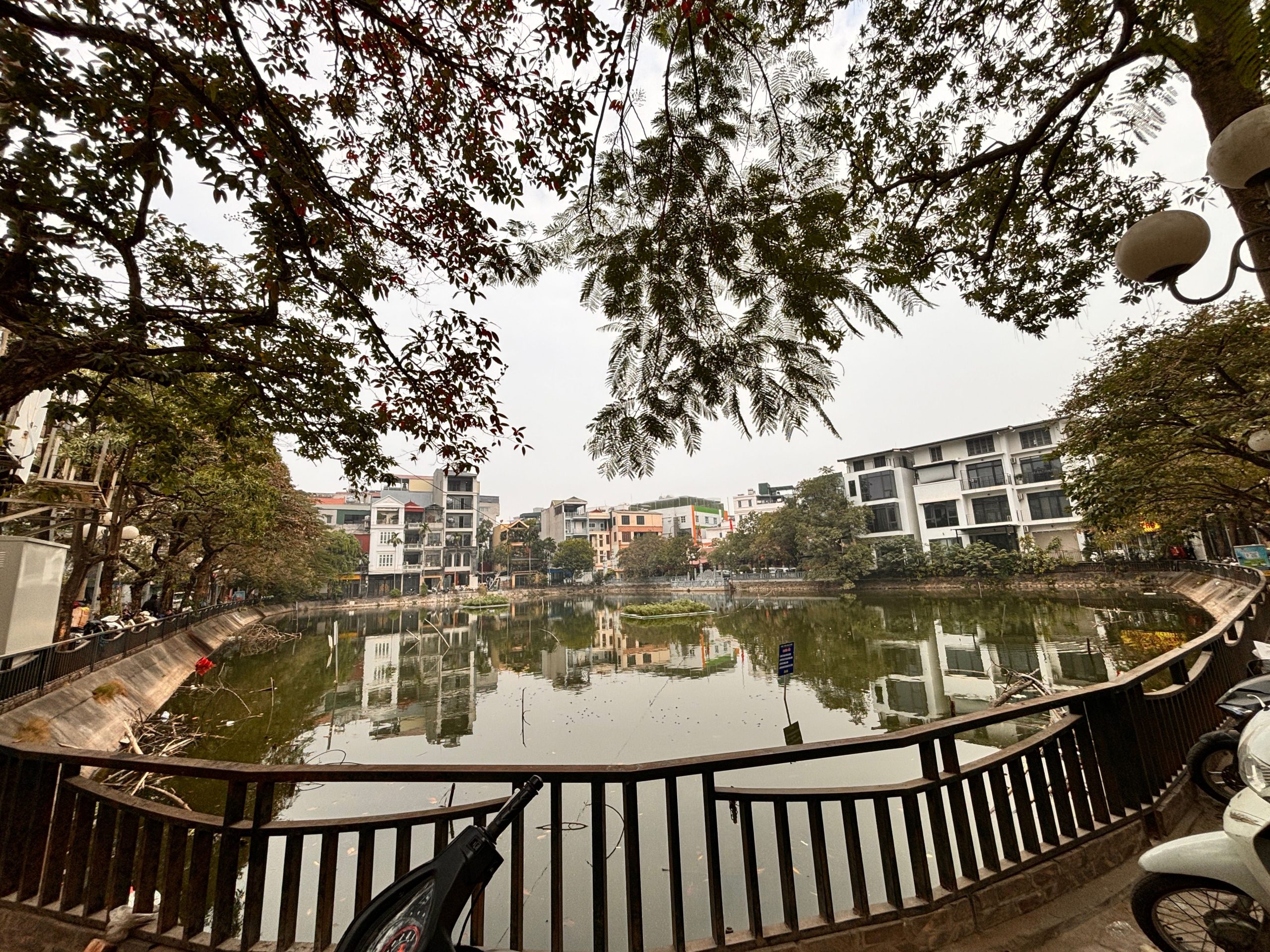 BỒ ĐỀ - MẶT HỒ - Ô TÔ TRÁNH - THÔNG TỨ PHÍA