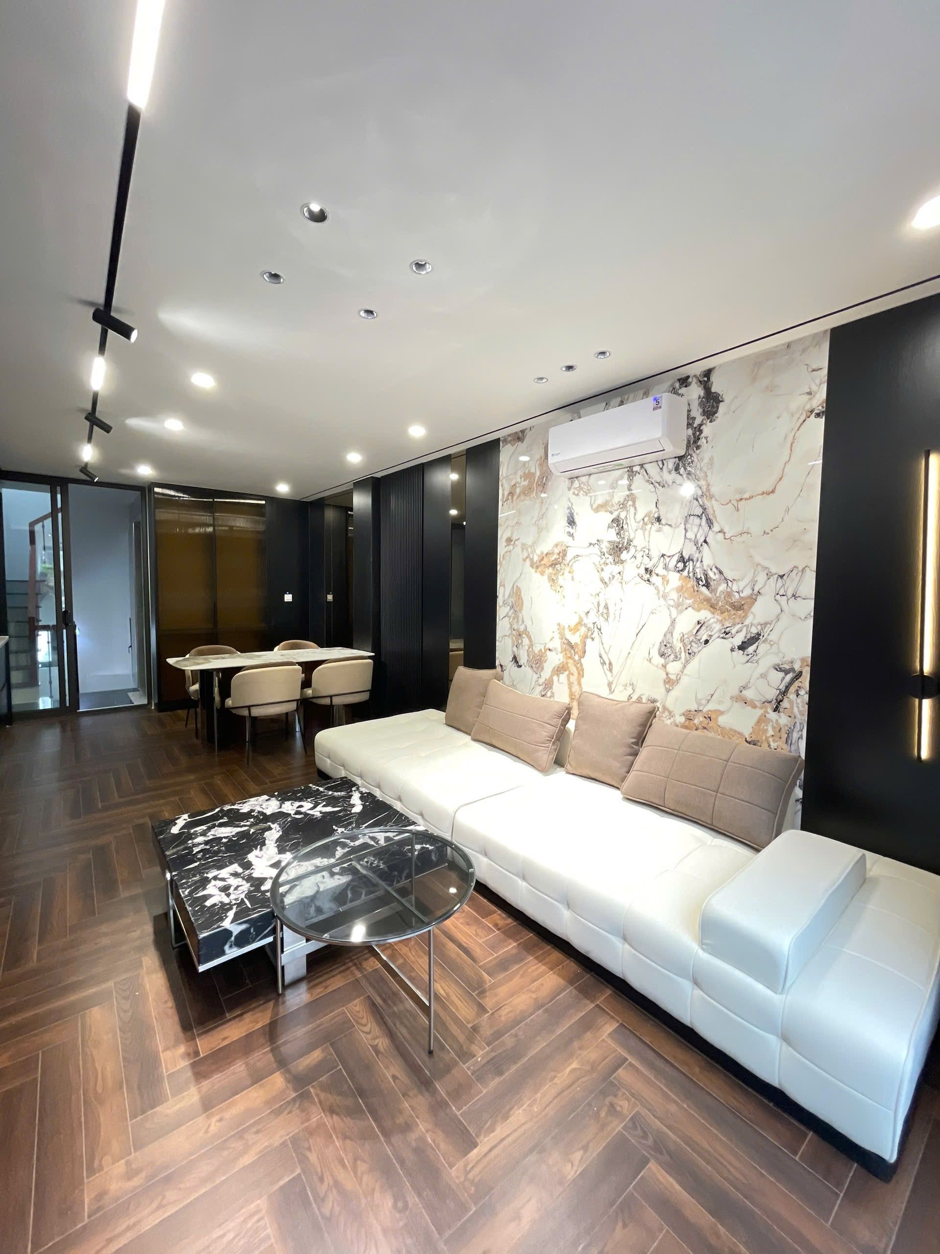 NGUYỄN SƠN 41/45M2 – 6 TẦNG – MẶT TIỀN 4M – GARA Ô TÔ 7 CHỖ – THANG MÁY – FULL NỘI THẤT