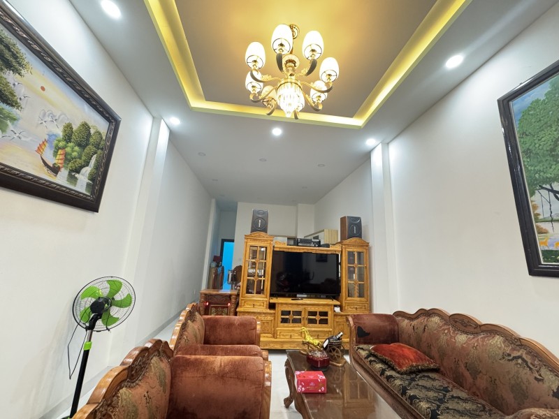 Bán nhà đường Nguyễn Xiển, Q.9: 66m2, 3 tầng, 4PN, SH, 5.5 tỷ. LH: 0933125879