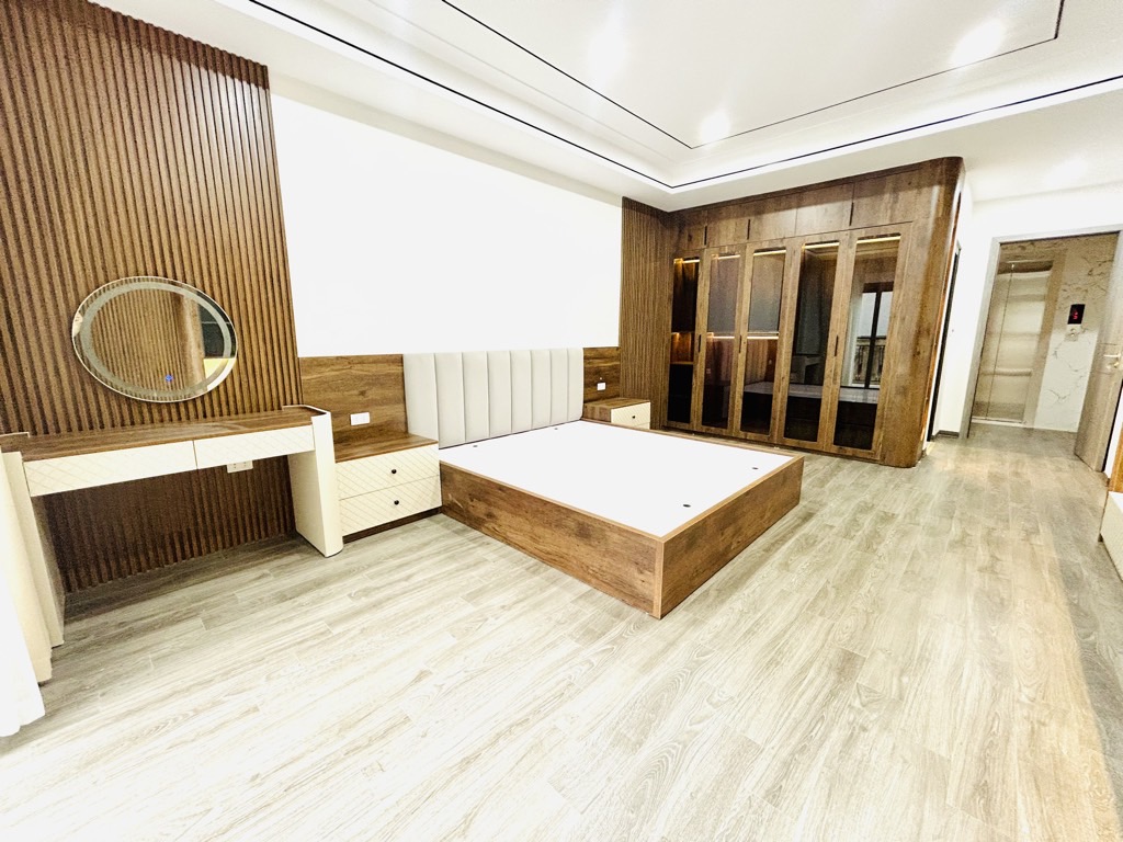 BÁN NHÀ NGỌC THUỴ LONG BIÊN, THANG MÁY-NGÕ THÔNG-GẦN KHU KHAI SƠN-42M, NHỈNH 9 TỶ(TL)