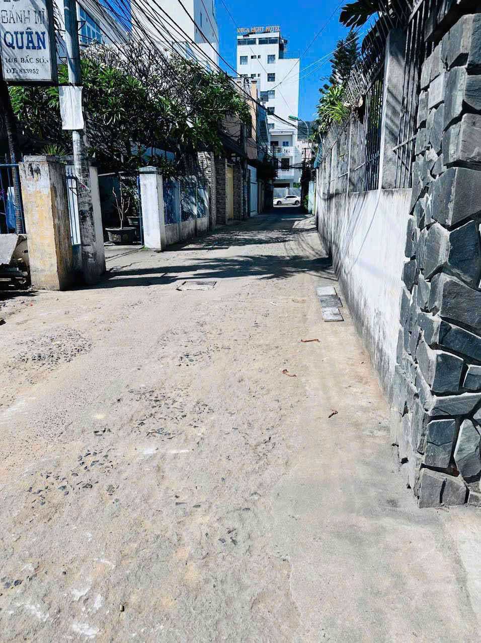 BÁN NHÀ HẺM ĐẶNG TẤT – GẦN BIỂN, 217M² – GIÁ CHỈ 12 TỶ (THƯƠNG LƯỢNG) • Vị trí: Hẻm đường Đặng Tất, khu vực dân cư