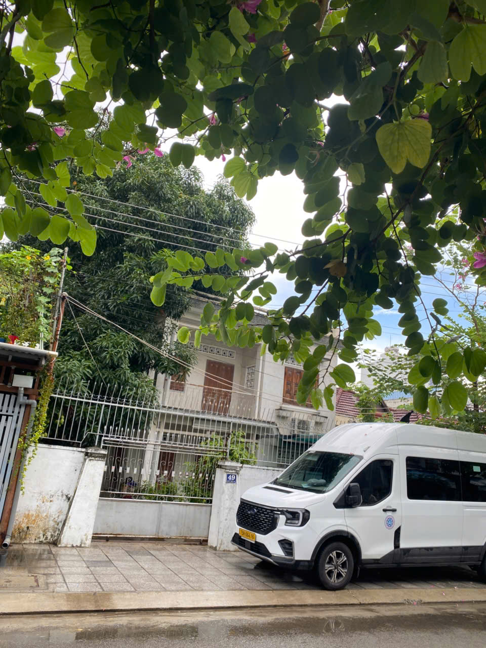 BÁN NHÀ MẶT TIỀN KHÚC THỪA DỤ Diện tích: 317,5m² (ngang 11m) Hướng: Đông Nam Đường trước nhà rộng 15m, khu vực trung
