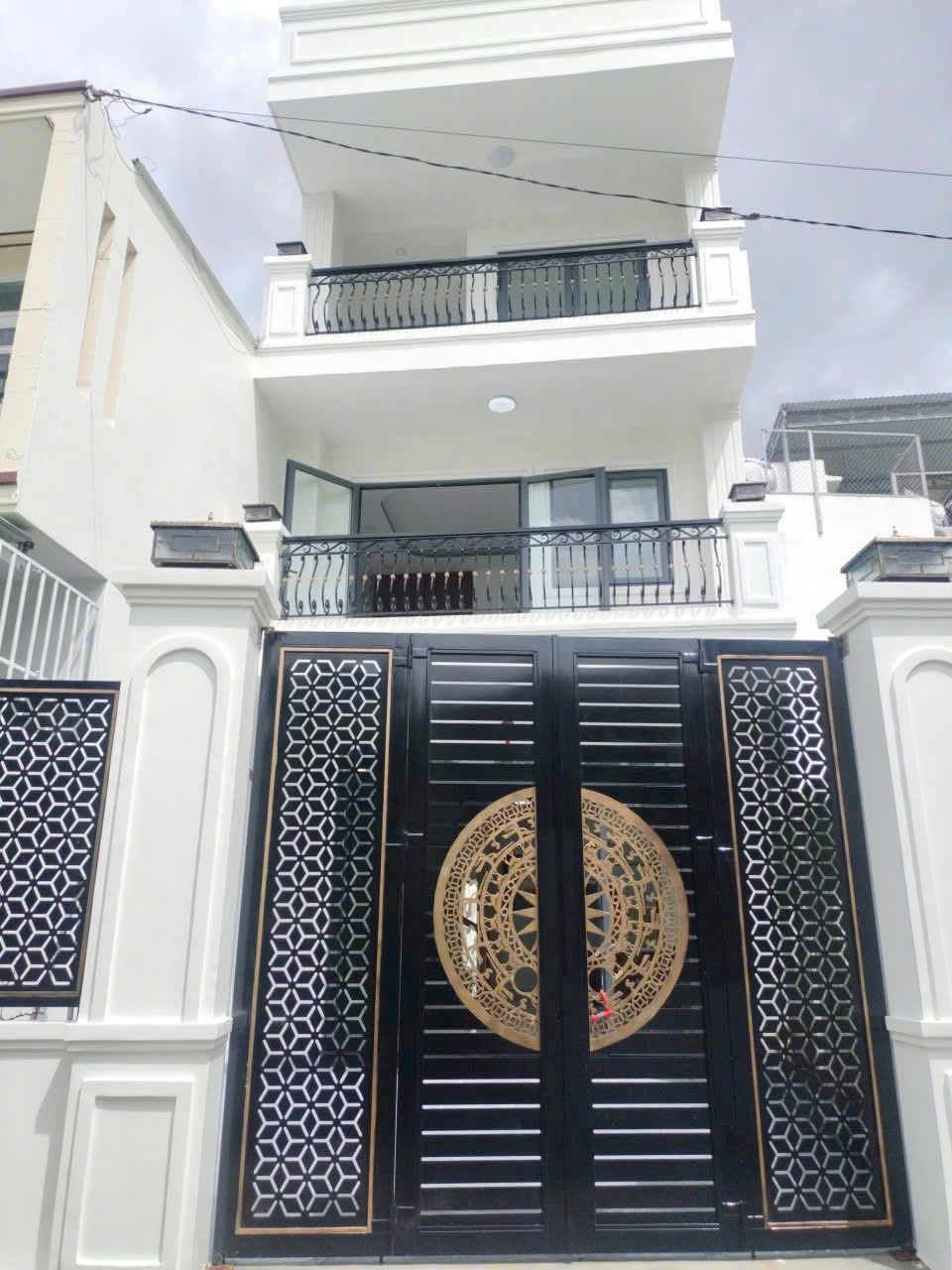 BÁN NHÀ ĐẸP "HIẾM CÓ" TẠI VĨNH NGỌC, NHA TRANG · Vị trí đắc địa, gần bờ kè Liên Hoa. · DT: 120m² XD: 224.6m². Nhà