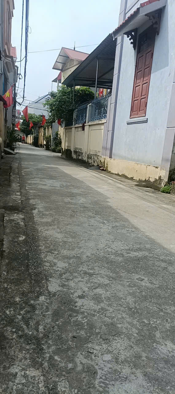 EM CC CẦN TIỀN GẤP KHÔNG XOAI ĐƯỢC TIỀN NÊN GIỜ EM CẦN BÁN LỖ ĐỂ LẤY TIỀN TRANG TRÃI CÔNG VIỆC . DIỆN TÍCH 40M. GIÁ