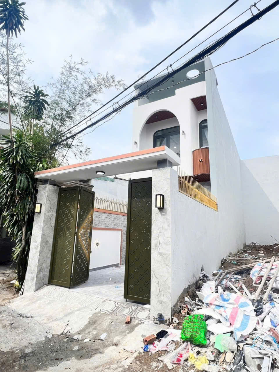 Bán nhà lầu mới tinh, siêu sang, gần chợ Tân Hiệp, sân oto, chỉ 4 tỷ 390