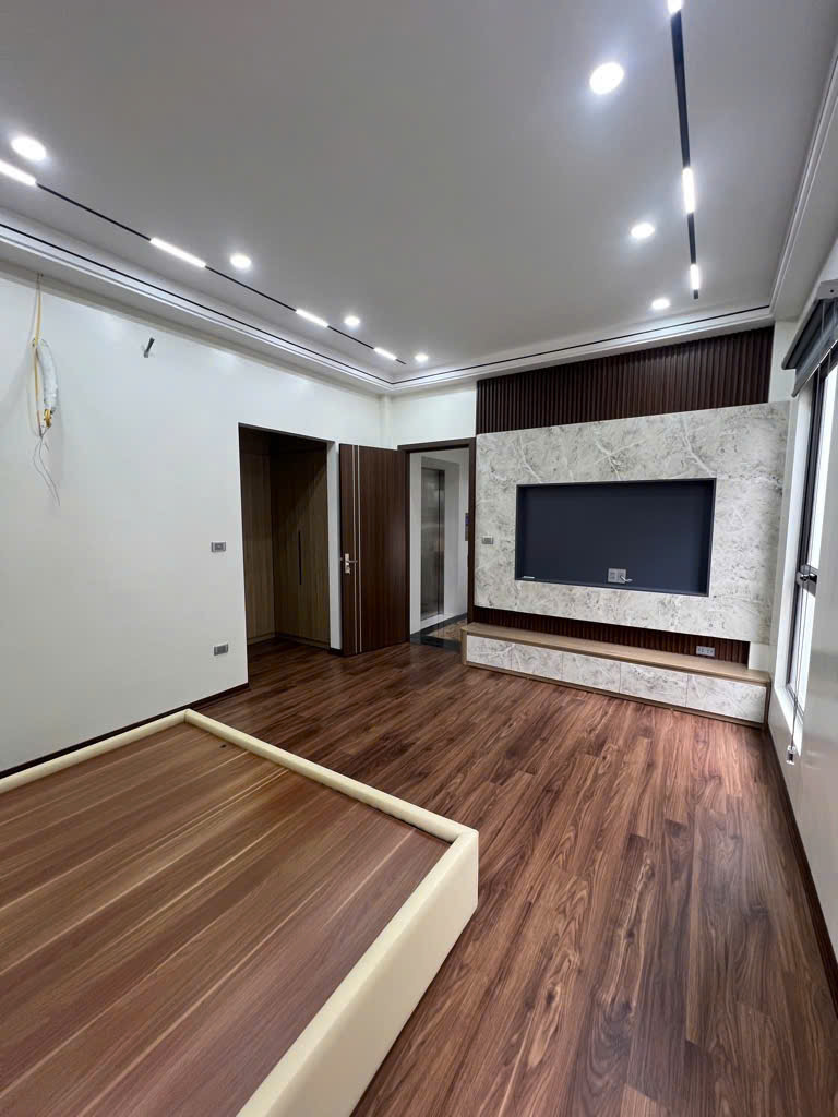 Sêu Hiếm- Bán nha Nguyễn Sơn 50m 5 tầng Gara thang máy full nội thất 17,5 tỷ( TL)