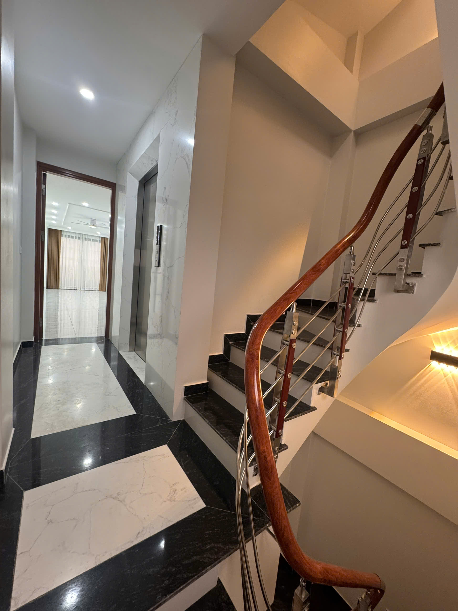 NHÀ MỚI XÂY - DIỆN TÍCH 39M2*5 TẦNG - THANG MÁY - Ô TÔ TRÁNH - TAM HIỆP -THANH TRÌ