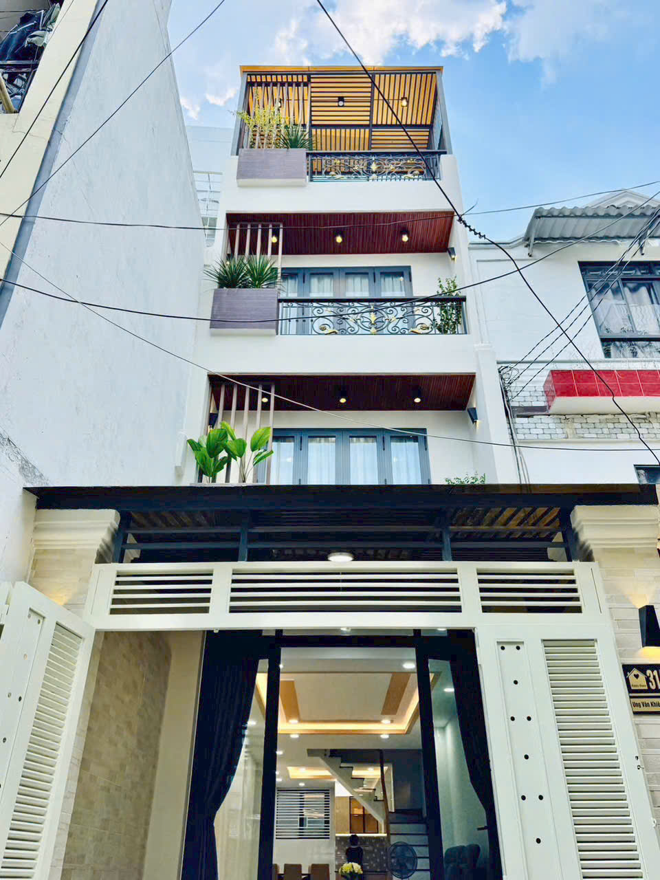 Chiến Khu D - Hẻm rộng 8m - Nhà Cao . Cửa Rộng - Gần Chợ .