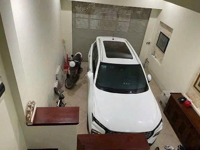 Cực hiếm, bán nhà Lạc Long Quân, ô tô vào nhà, 100m, chỉ 30 tỷ