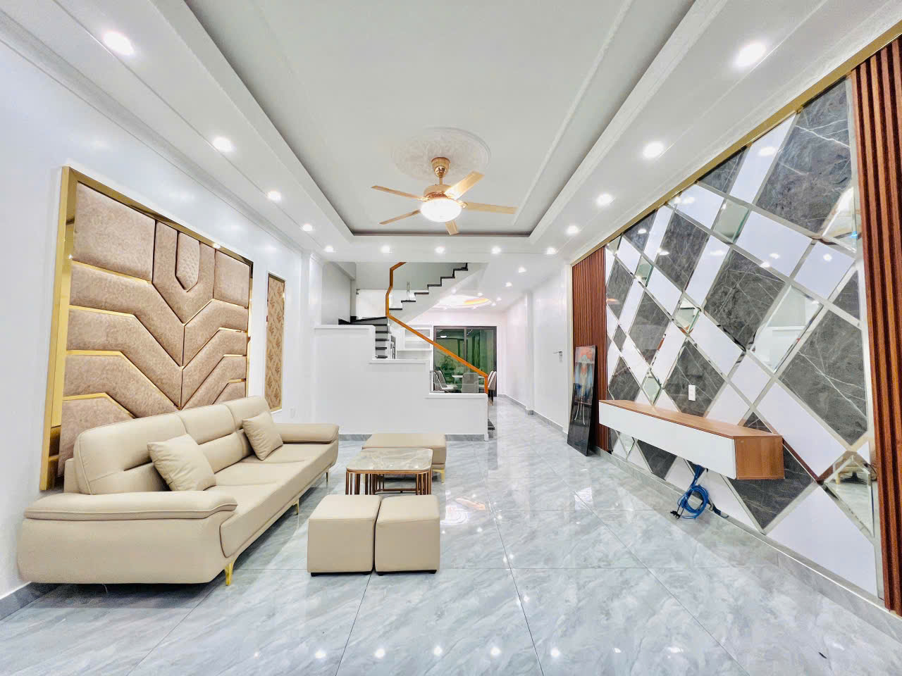 Bán Nhà 4 Tầng Độc Lập Có Sân Cổng Rộng – Trung Tâm Phố Văn Cao, Hải Phòng