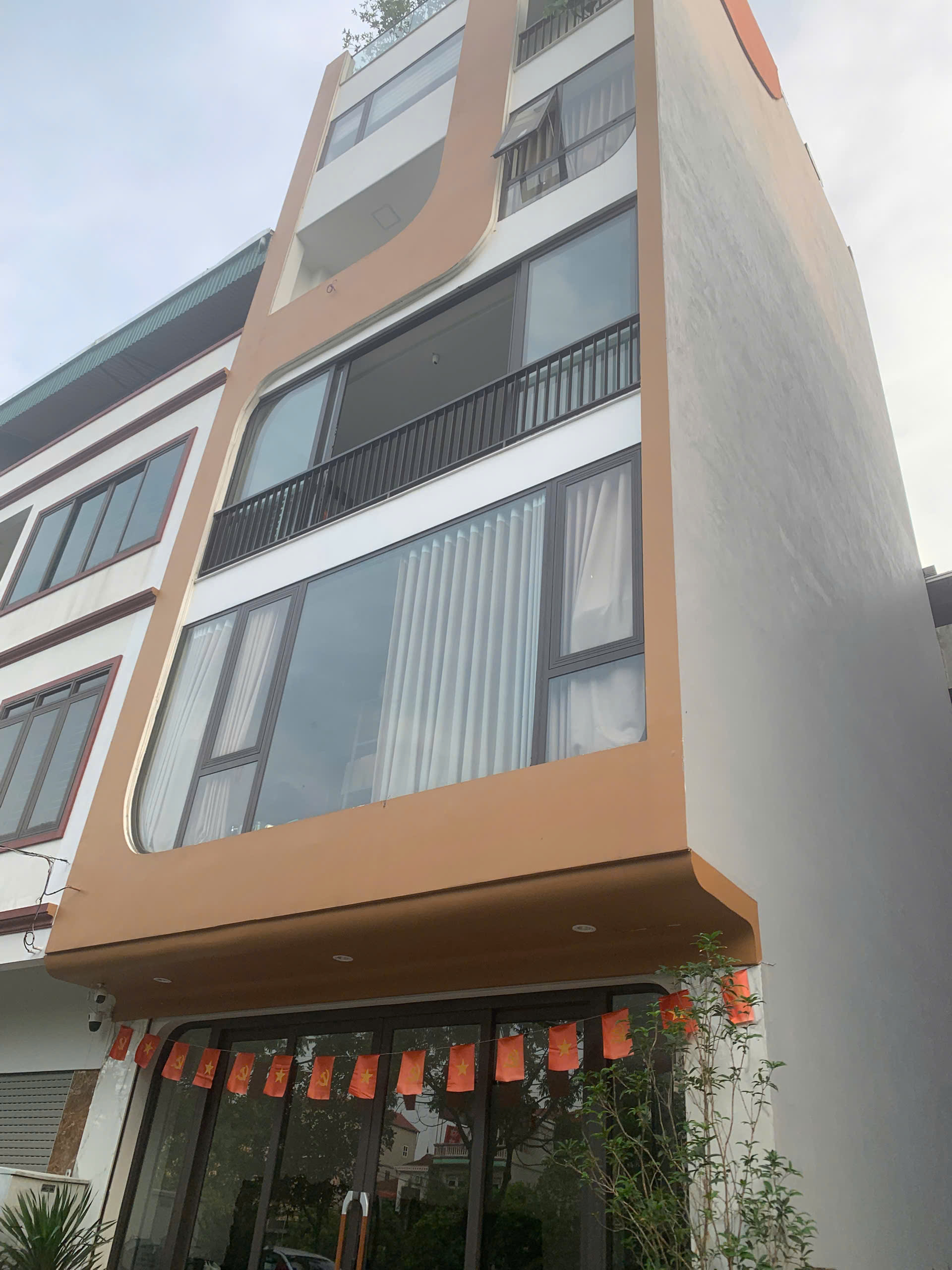 Bán nhà Lĩnh Nam - Hoàng Mai, DT68x7 tầng, MT5M, gara oto, thang máy, gần Time City