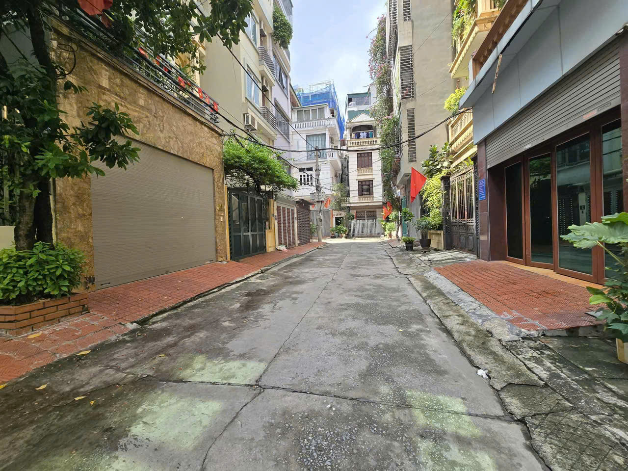 NHÀ ĐẸP CẦU GIẤY- NỘI THẤT ĐẲNG CẤP - SIÊU HIẾM PHÂN LÔ 3 Ô TÔ TRÁNH ĐỖ TRƯỚC CỬA NGÀY ĐÊM 31 TỶ 80m