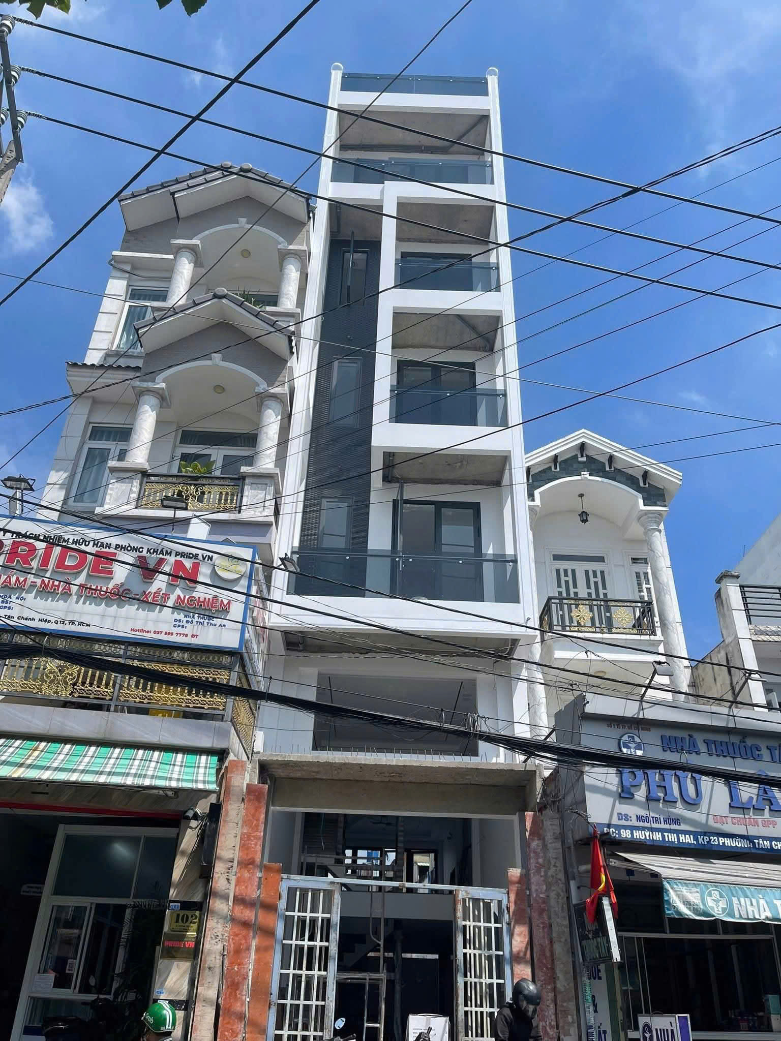 BÁN NHÀ MỚI HIỆN ĐẠI (4x20) MẶT TIỀN HUỲNH THỊ HAI – NGAY CHỢ HẠT ĐIỀU, Q12