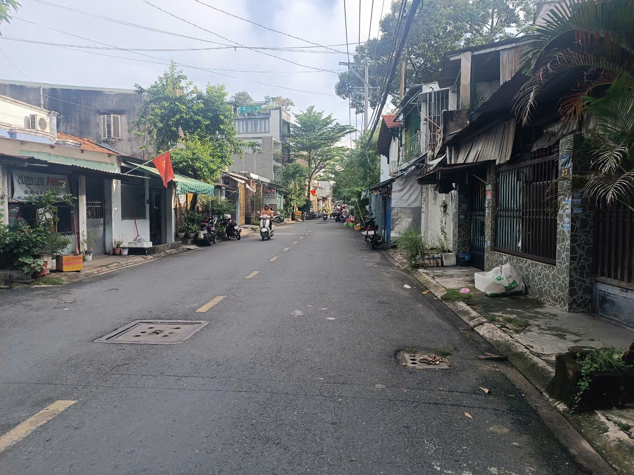 Chính chủ cần bán - Nhà BTCT sổ hồng riêng, cách siêu thị CoopMart Nguyễn Ảnh Thủ 2 phút