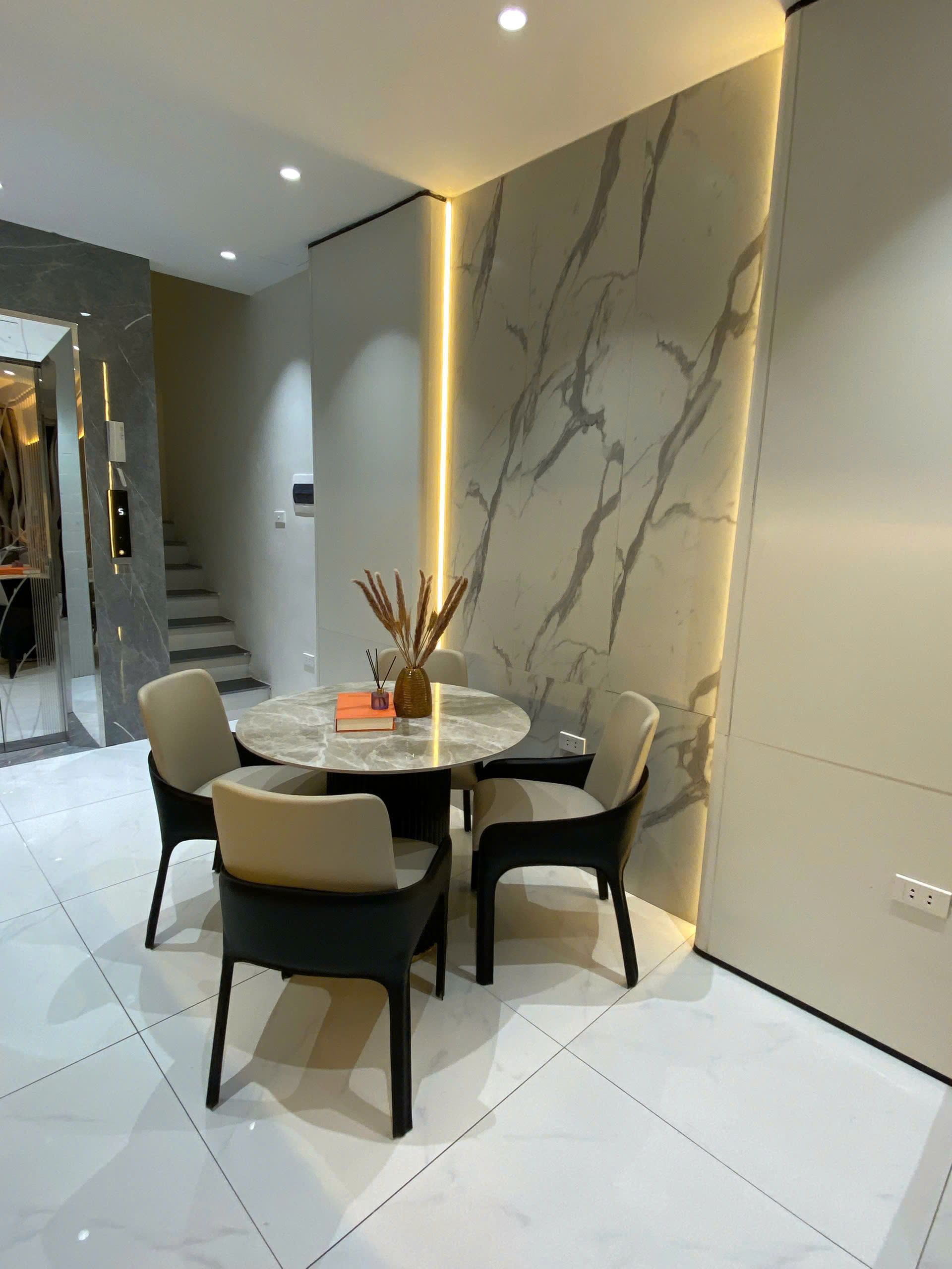 Chủ Nhà Cần Bán Gấp Căn Nhà Mới Xây Full NT,Thang Máy Ở Vạn Phúc.Gía 7.8Tỷ Có TL