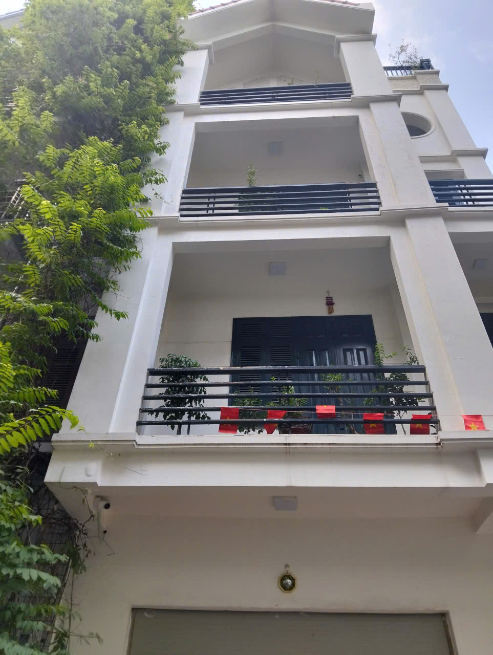 Bán nhà phố Nguyễn Ngọc Vũ 50m² x 5 tầng, MT 4m, giá 26 tỷ – ô tô tránh, vỉa hè rộng