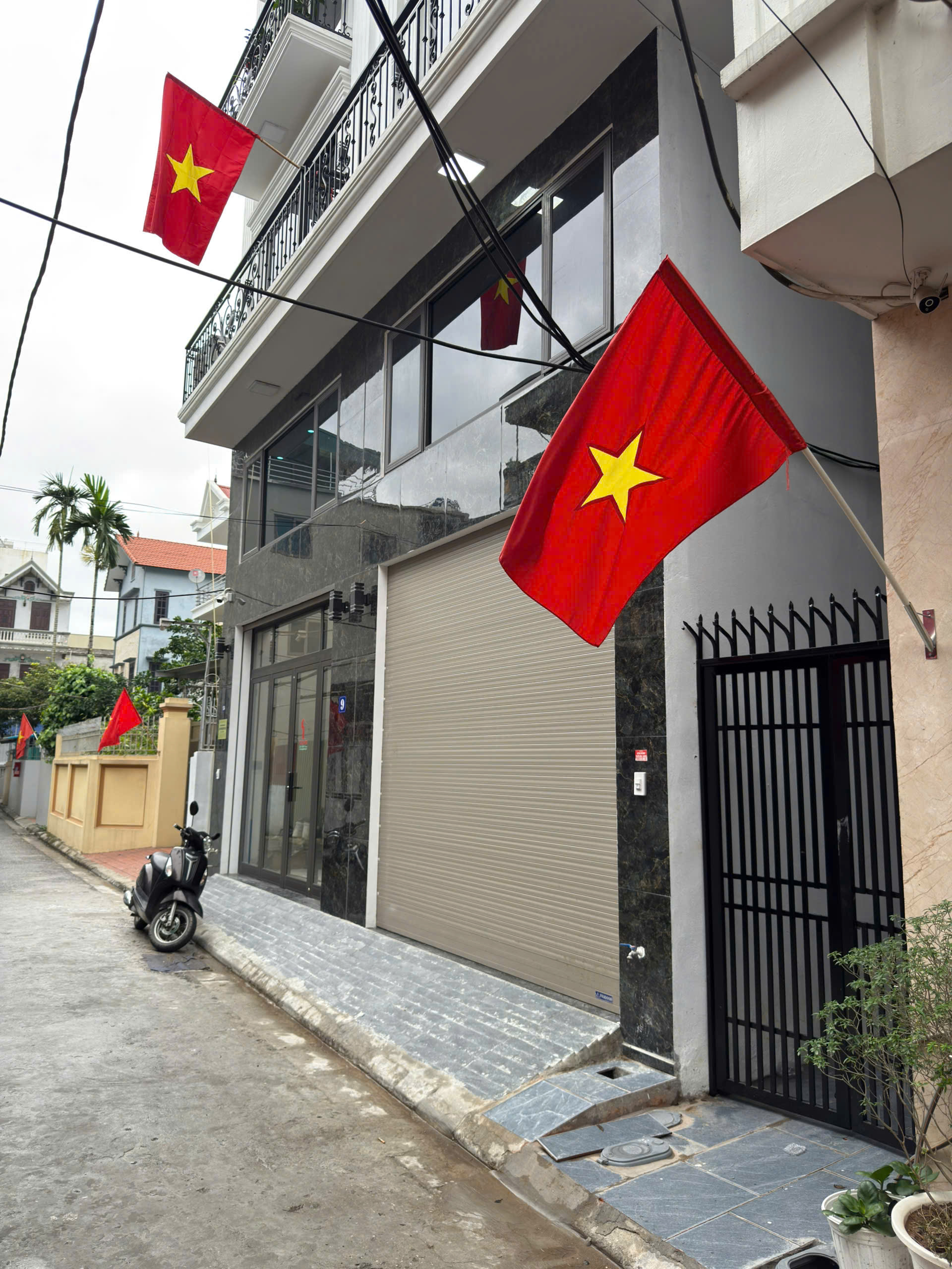 Nhà mới ở luôn 5 Tầng full nội thất -Ô tô đỗ cổng – Ngõ thông Kẻ Tạnh, Long Biên – Giá 6.5 tỷ.