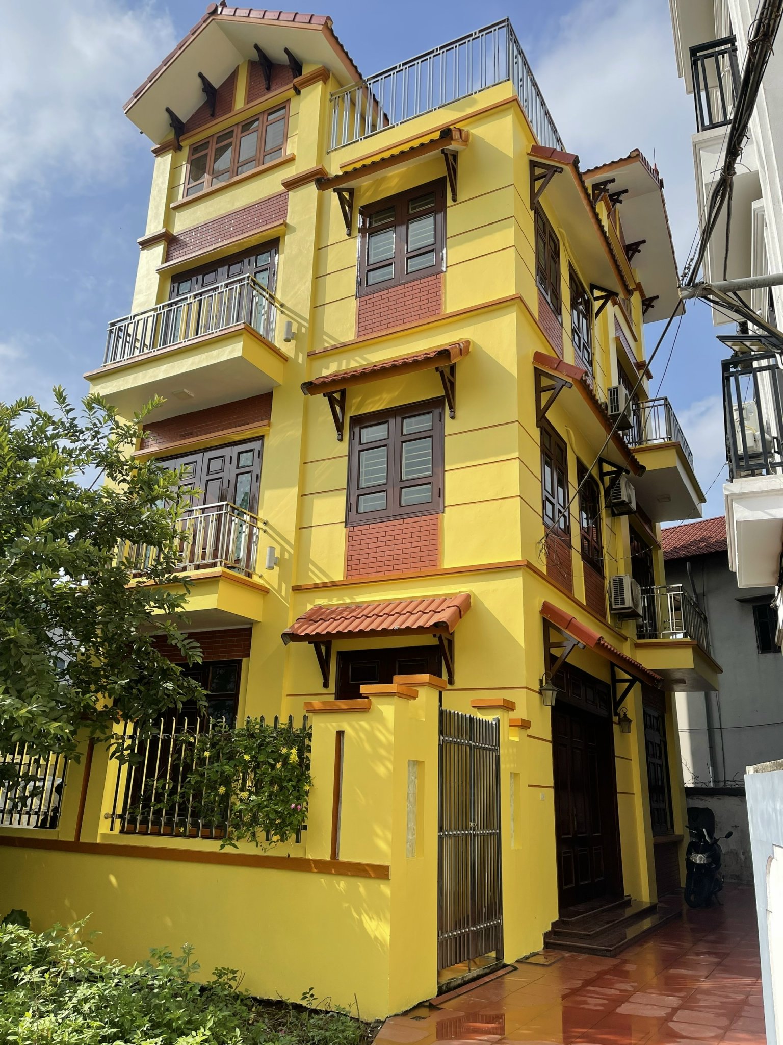 Cho thuê nhà số 12 phố Xuân Đỗ, phường Cự Khối, quận Long Biên, Hà Nội.