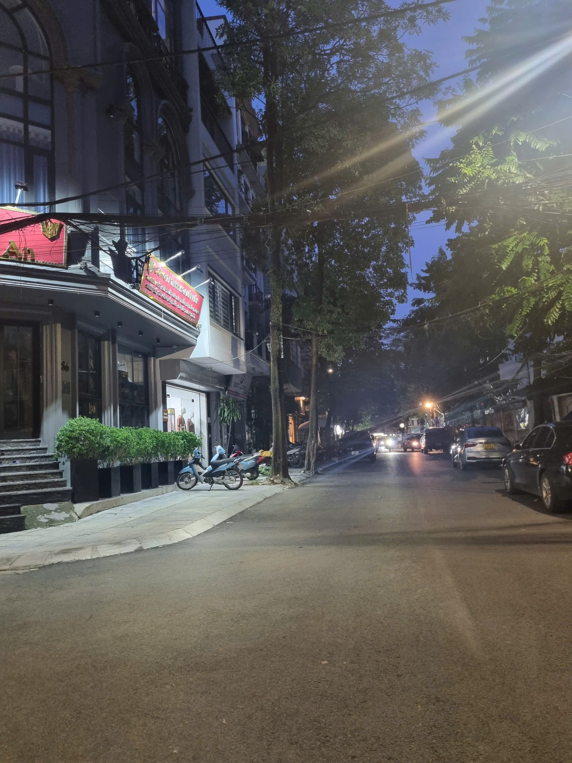 Siêu phẩm phố Hoàng Cầu 75m2, 6T thang máy, MT5m Gara 3 ô tô tránh gần Vườn Hoa 1-6