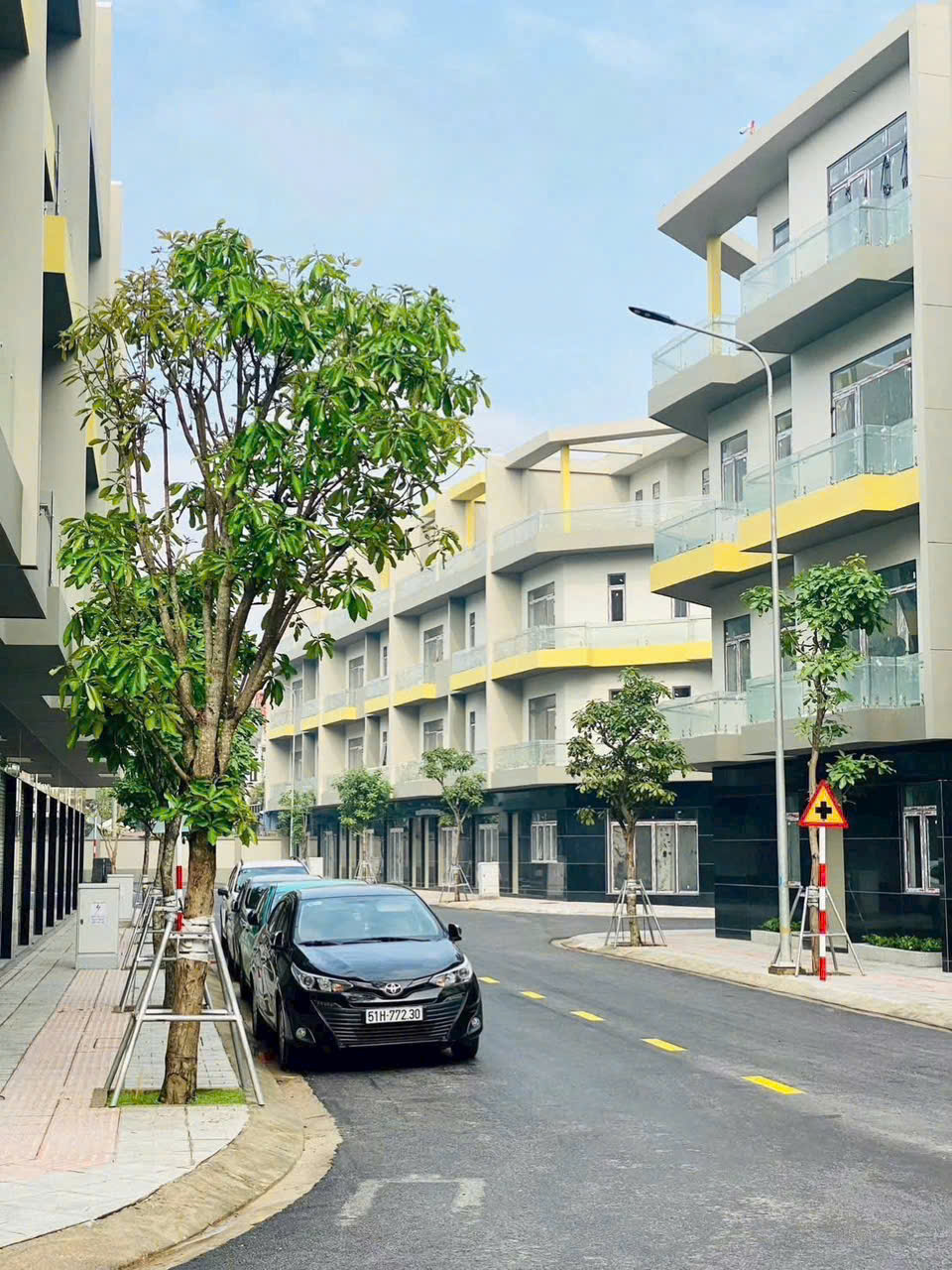 BÁN NHÀ XÂY SẴN - CÓ SỔ,dt 65-94m2 1 triệt 2 lầu+ sân thượng sổ hồng sẵn 7,9 tỷ