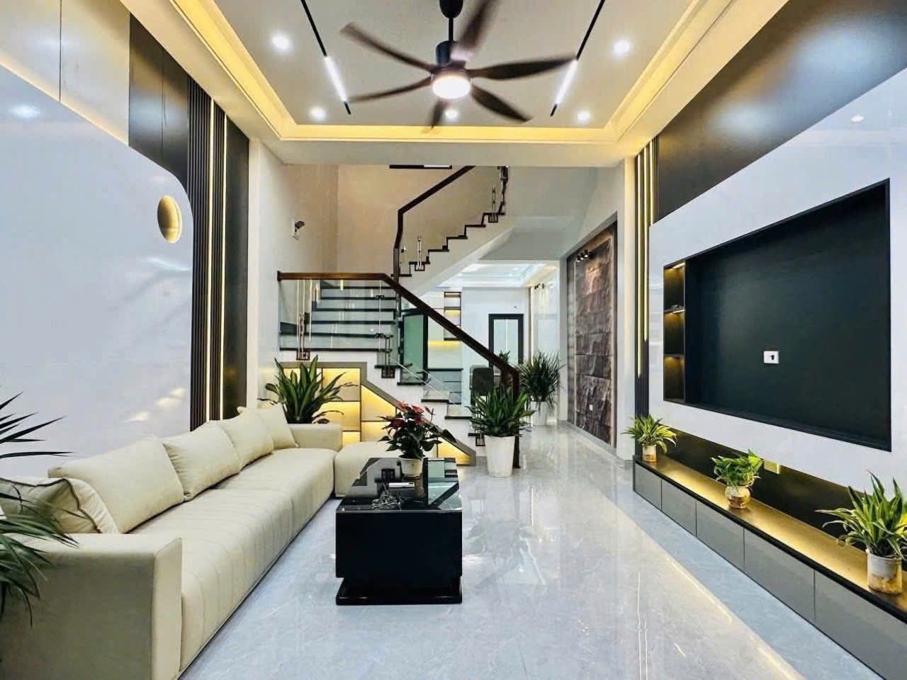 BÁN NHÀ NGUYỄN VĂN CỪ LONG BIÊN, DÂN XÂY, OTO,NGÕ THÔNG,42M NHỈNH 8 TỶ