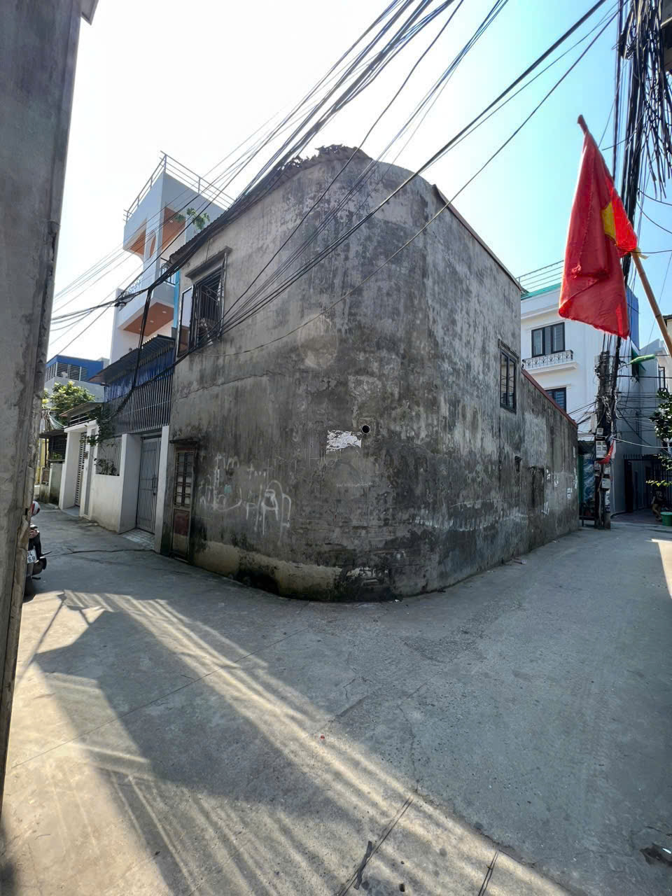 Bán Đất Tặng Nhà C4 Tại Lũng Hoa – Lô Góc 3 Mặt Ngõ, Dân Cư Đông Đúc