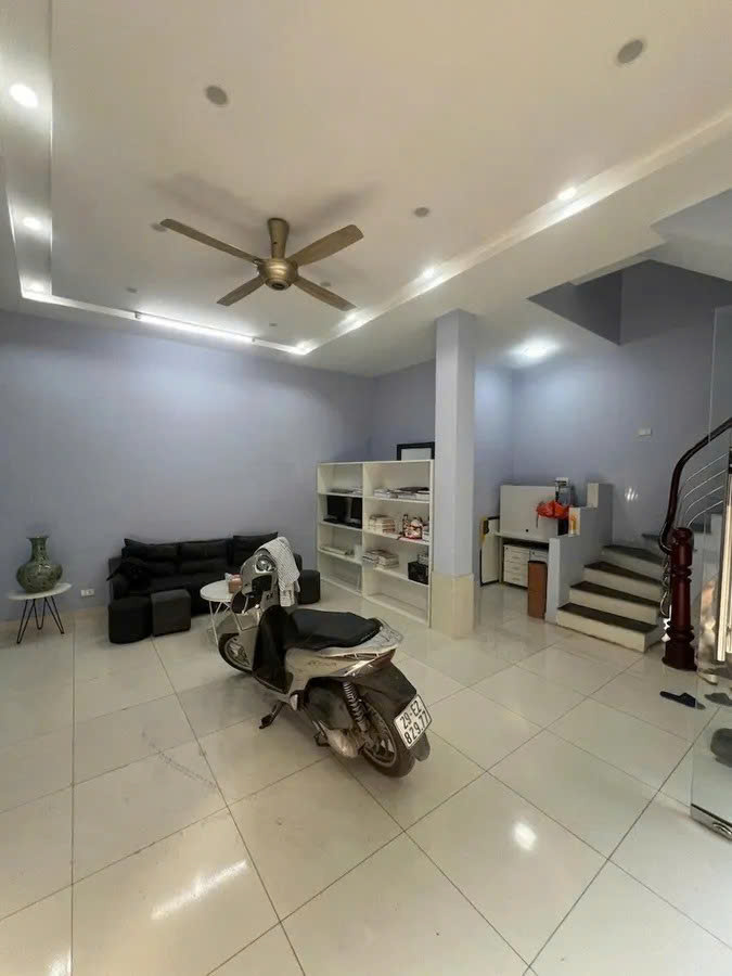 Nhà đẹp Trung Kính 50m², mặt tiền 6.5m, vỉa hè rộng, giá chỉ 22.5 tỷ