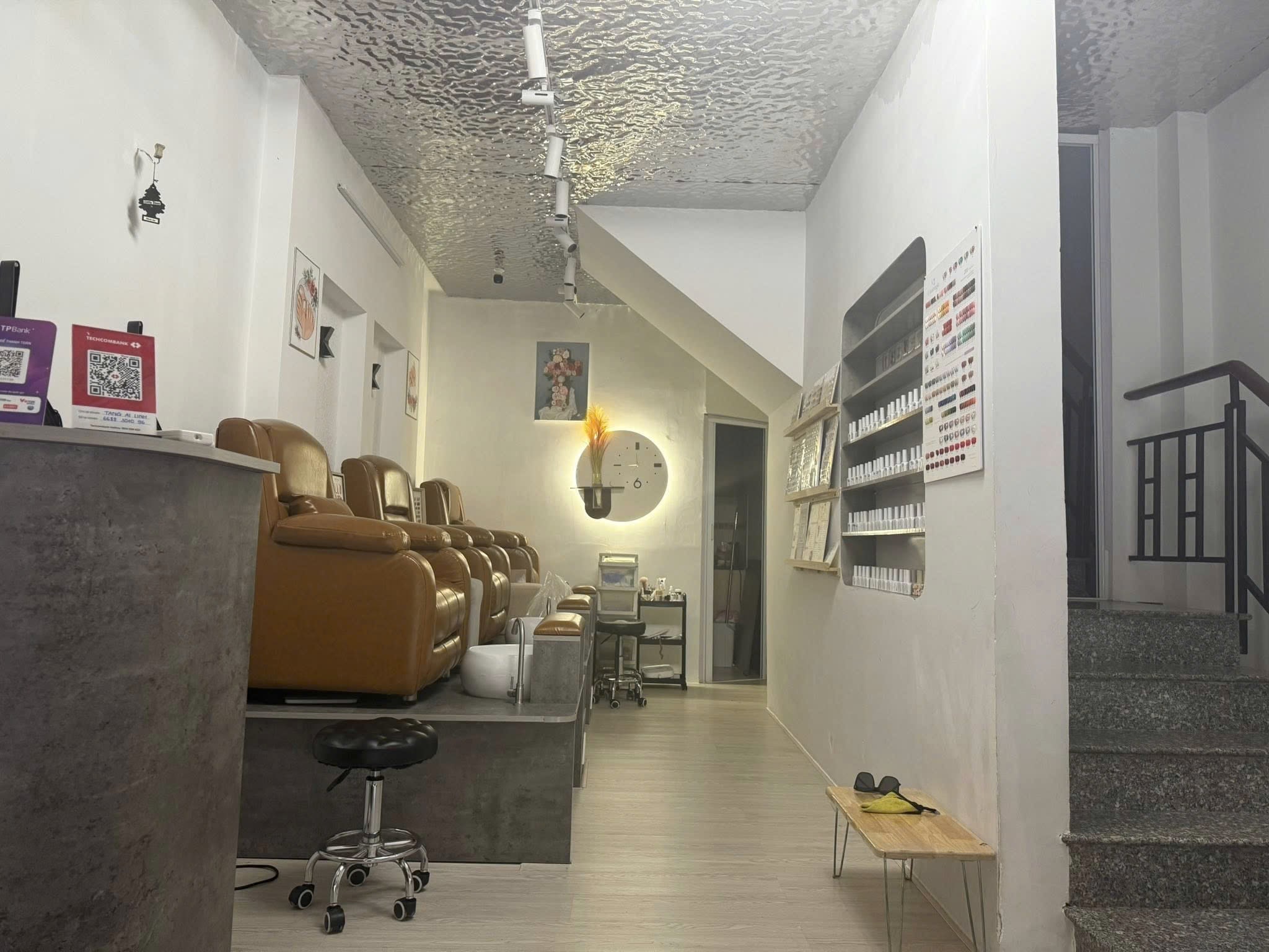 Cần sang tiệm nail quận phú nhuận. Giá sang 80tr