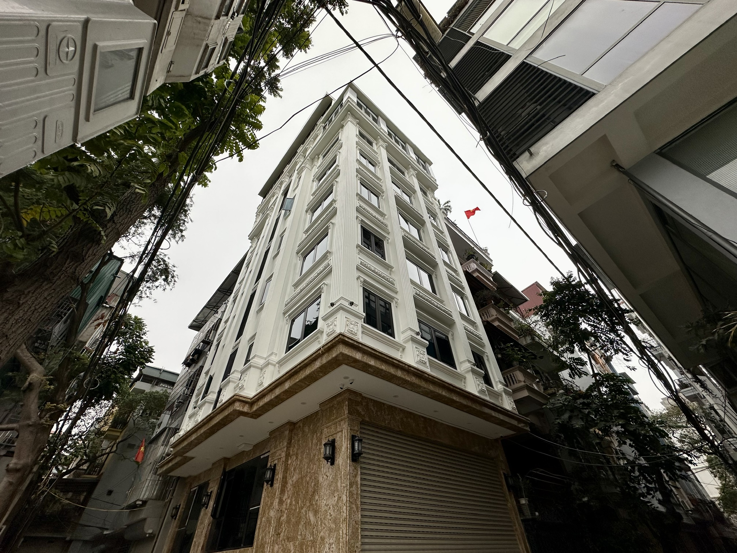 (Tin thật 100%) Bán tòa CHDV - Homestay Apartment lô góc mặt phố Trần Quốc Vượng - DT 2,3 tỷ/năm