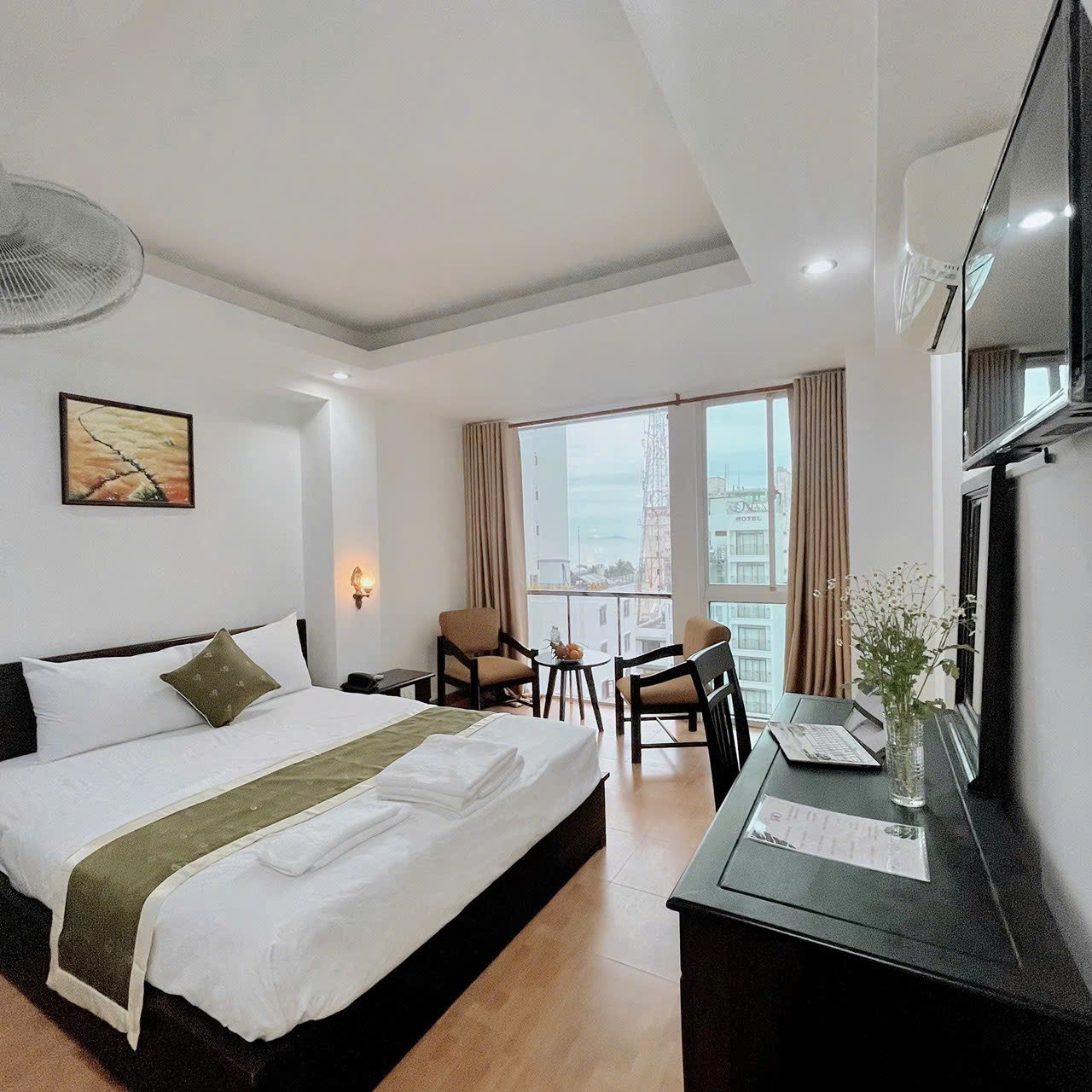 Bán Ks mặt tiền Hùng Vương - 10 tầng Dt : 65m2 Giá bán 40 tỷ mọi thông ng tin chi tiết vui lòng lh e