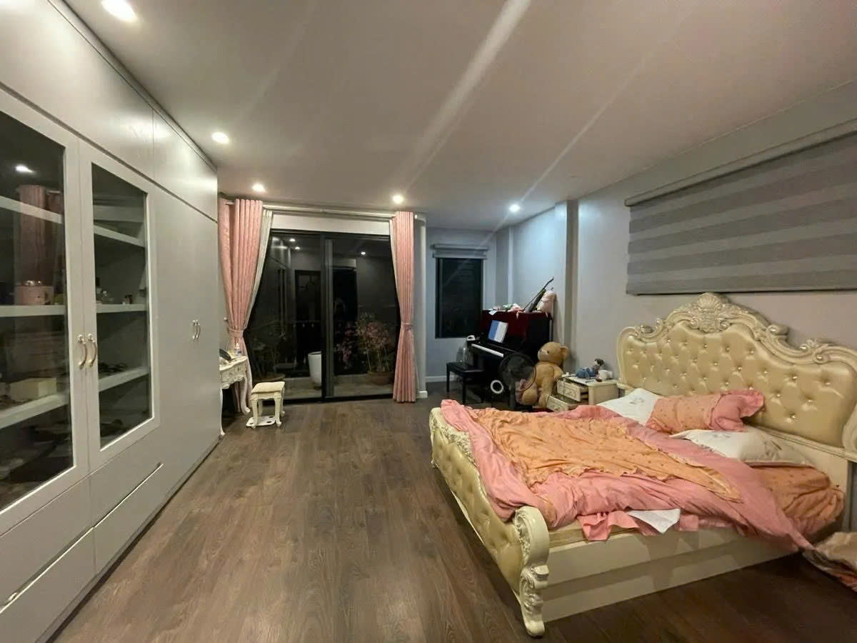 Mặt phố Hoàng Quốc Việt 60m2, 5T, MT4.5m vỉa hè 10m kinh doanh giá 35 tỷ sổ đỏ đẹp